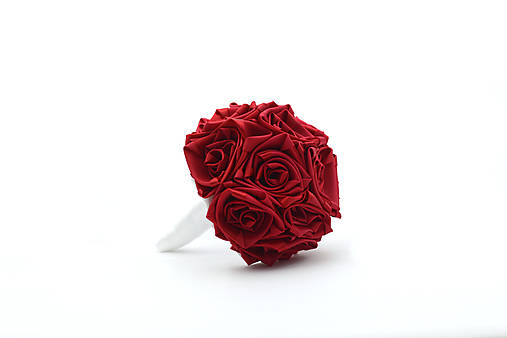 Saténová kytica svadobná karmínová červená ruže