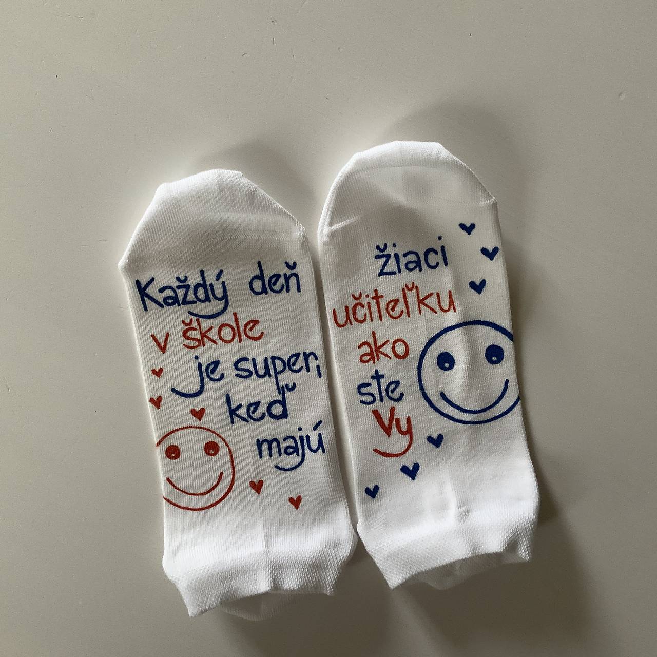 Maľované ponožky s nápisom: "Každý deň v škole je super, keď máme učiteľku, ako ste vy":)