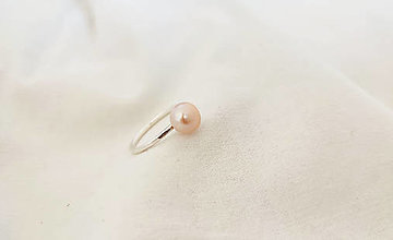 Prstene - Strieborný prsteň s perlou - 14388274_