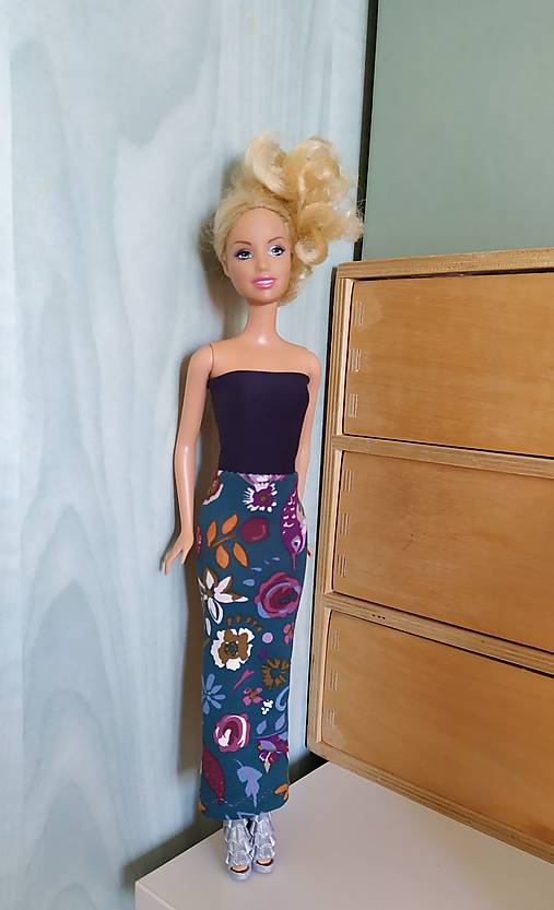 Úzke, predelené tubusové šaty pre Barbie