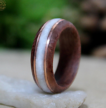 Prstene - Drevený prsteň s magnezitovými kameňmi a medeným pásikom - 14392996_