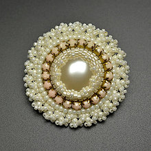 Brošne - Fleur de perle, perlová brošňa z mušlí, korálkovanie, korálková výšivka - 14393572_