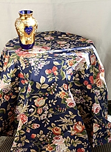 Obrus. Slávnostný obrus královsky modrý s čajovými ružami