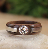 Prstene - Prsteň z vlašského orecha s oceľou a krištáľom Swarovski - 14394736_