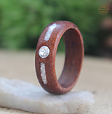 Prstene - Drevený prsteň s magnezitom a krištáľom Swarovski - 14396652_