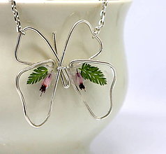 Náhrdelníky - Strieborné prívesky so živicou a kvetmi (Ag náhrdelník motýľ) - 14395275_