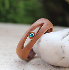 Prstene - Dámsky prsteň z dreva s kryštálom Swarovski - 14400785_