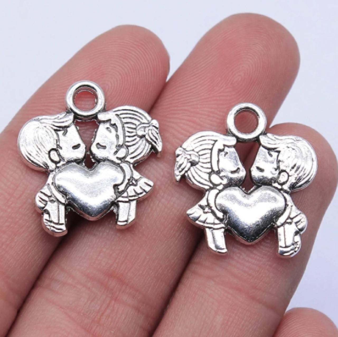 PR106 Prívesok zaľúbenci 2,3 x 2,1 cm