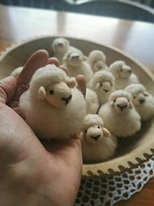 Dekorácie - Ovečka z ovčej vlny - 14403016_