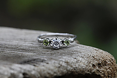 Prstene - Vetvičkový v bielom zlate s diamantom a olivíny - 14404316_