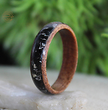 Prstene - Drevený prsteň z jatoby a čierneho regalitu - 14403800_