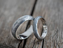 Prstene - Prežijú spolu večnosť /svadobné obrúčky/ (Patinový povrch) - 14405797_