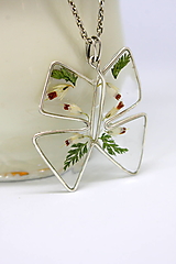 Náhrdelníky - Strieborné prívesky so živicou a kvetmi (Strieborný prívesom motýľ) - 14406170_