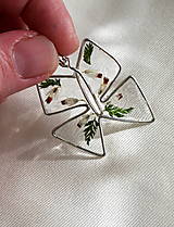 Náhrdelníky - Strieborné prívesky so živicou a kvetmi (Strieborný prívesom motýľ) - 14406171_