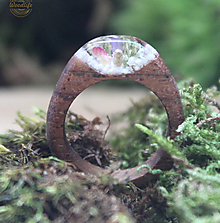Prstene - Prírodný prsteň s kvetmi a magnezitom v živici - 14409713_