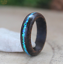 Prstene - Prírodný prsteň z dreva ovangkol a opálu - 14411835_