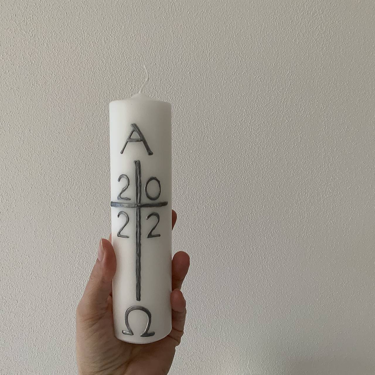 Maľovaný domáci paškál z bieleho vosku “2025” (22 cm) (strieborný)