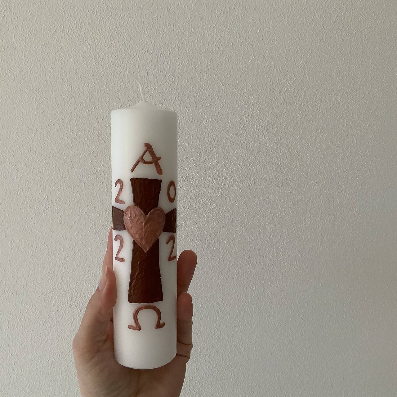 Maľovaný domáci paškál z bieleho vosku “2025” (22 cm) (bronzovohnedý)