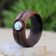Prstene - Dámsky prsteň z orechového dreva s tyrkysovým kameňom - 14414382_