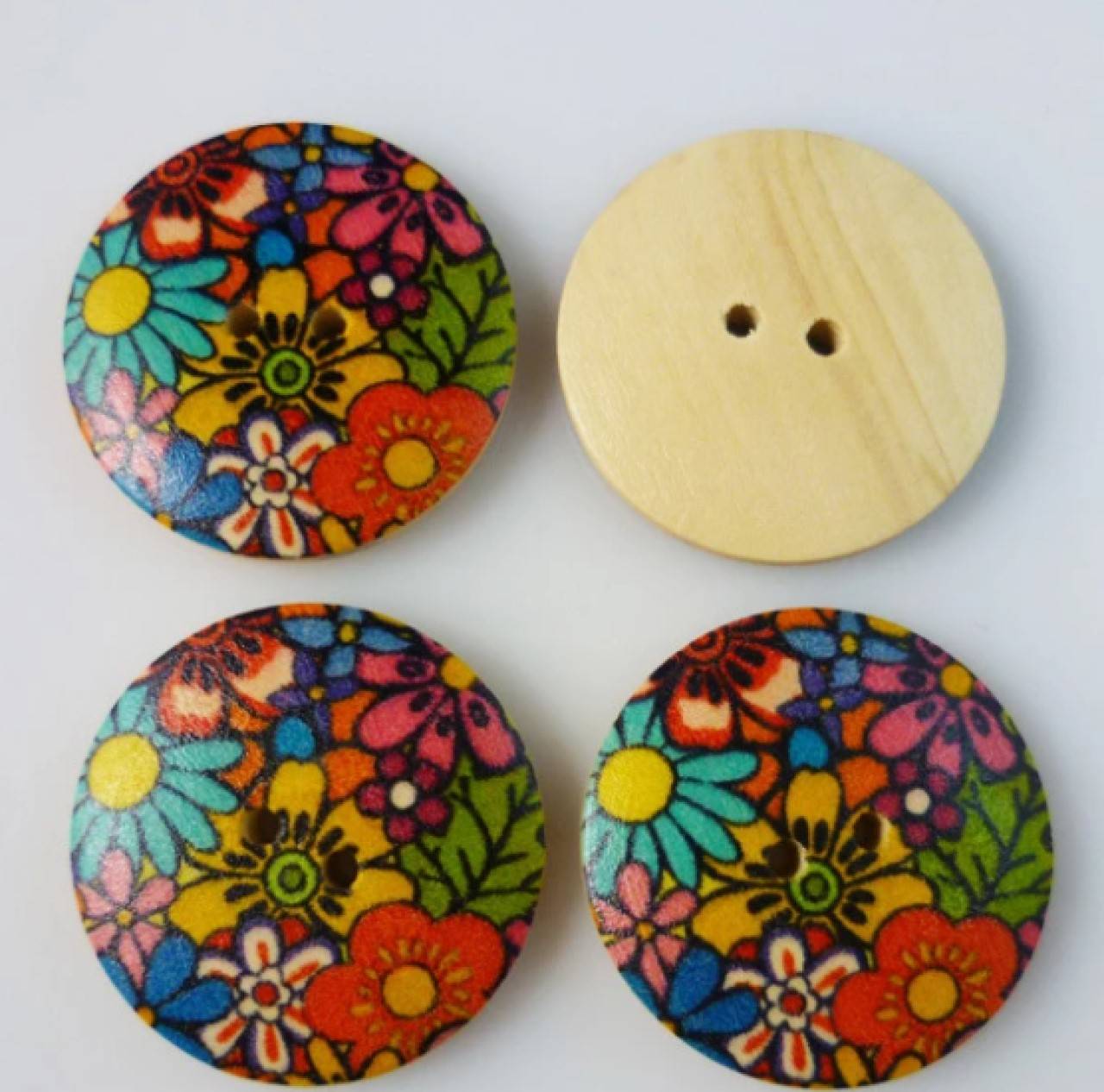 G104 Gombík drevený s kvietkami 1,8 cm