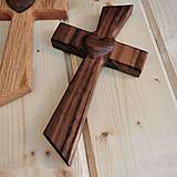 Dekorácie - Svadobný krížik s vyrezávaným 3D srdcom – rôzne druhy dreva - 14418006_