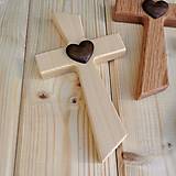 Dekorácie - Svadobný krížik s vyrezávaným 3D srdcom – rôzne druhy dreva - 14418007_