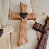 Dekorácie - Svadobný krížik s vyrezávaným 3D srdcom – rôzne druhy dreva - 14418008_