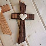 Dekorácie - Svadobný krížik s vyrezávaným 3D srdcom – rôzne druhy dreva - 14418009_
