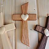 Dekorácie - Svadobný krížik s vyrezávaným 3D srdcom – rôzne druhy dreva - 14418010_