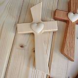 Dekorácie - Svadobný krížik s vyrezávaným 3D srdcom – rôzne druhy dreva - 14418011_
