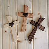 Dekorácie - Svadobný krížik s vyrezávaným 3D srdcom – rôzne druhy dreva - 14418013_