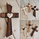 Dekorácie - Svadobný krížik s vyrezávaným 3D srdcom – rôzne druhy dreva - 14418017_