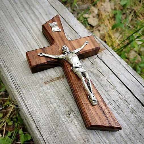  - Svadobný krížik s kovovým Ježišom (Krížik : orechové drevo,  Ježiš : strieborná farba, Gravír mená a dátum : nie) - 14417318_