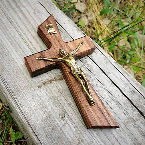  - Svadobný krížik s kovovým Ježišom (Krížik : orechové drevo,  Ježiš : mosadzná farba, Gravír mená a dátum : áno) - 14417324_