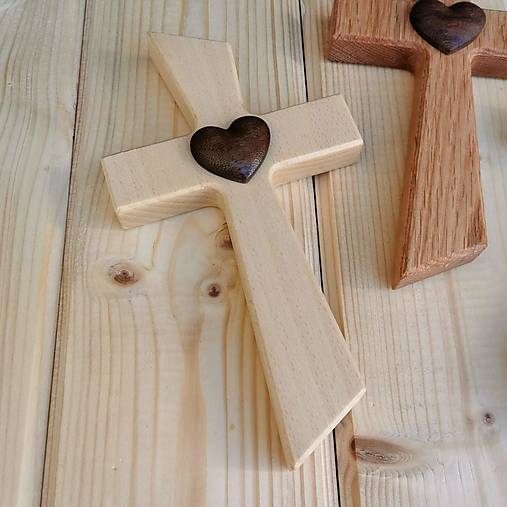  - Svadobný krížik s vyrezávaným 3D srdcom – rôzne druhy dreva (Malý krížik : buk , Srdce : orech , Gravír : áno) - 14418048_