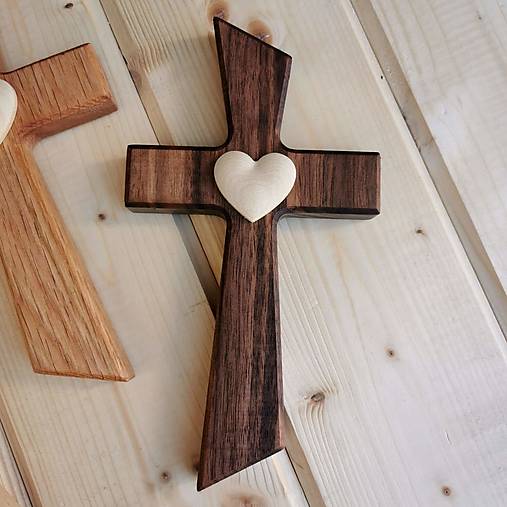  - Svadobný krížik s vyrezávaným 3D srdcom – rôzne druhy dreva (Malý krížik : orech , Srdce : javor , Gravír : nie) - 14418049_
