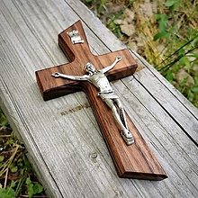 Dekorácie - Svadobný krížik s kovovým Ježišom (Krížik : orechové drevo,  Ježiš : strieborná farba, Gravír mená a dátum : nie) - 14417318_
