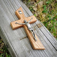 Dekorácie - Svadobný krížik s kovovým Ježišom (Krížik : dubové drevo,  Ježiš : strieborná farba, Gravír mená a dátum : nie) - 14417326_