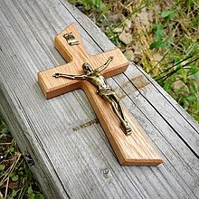 Dekorácie - Svadobný krížik s kovovým Ježišom (Krížik : dubové drevo,  Ježiš : mosadzná farba, Gravír mená a dátum : nie) - 14417331_