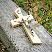 Dekorácie - Svadobný krížik s kovovým Ježišom (Krížik : bukové drevo,  Ježiš : strieborná farba, Gravír mená a dátum : nie) - 14417336_