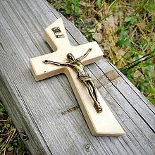 Dekorácie - Svadobný krížik s kovovým Ježišom (Krížik : bukové drevo,  Ježiš : mosadzná farba, Gravír mená a dátum : nie) - 14417341_