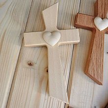Dekorácie - Svadobný krížik s vyrezávaným 3D srdcom – rôzne druhy dreva (Malý krížik : buk , Srdce : javor , Gravír : nie) - 14418045_