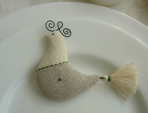 Dekorácie - Svieže jarné dekorácie-vtáčik 1 (vtáčik ľan prírodný zelená bodka) - 14418261_