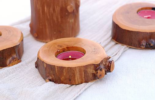 Svietidlá - Drevený svietnik z jelše, nižší - 14424177_