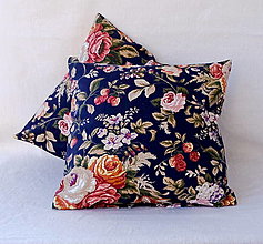 Úžitkový textil - Tmavomodrý romantický vankúš - varianty (Návliečka na vankúš, 3 drevené gombíky) - 14422931_