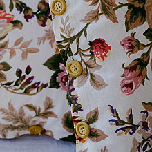 Úžitkový textil - Smotanový romantický vankúš - varianty (návliečka na vankúš, 3 drevené gombičky) - 14425385_