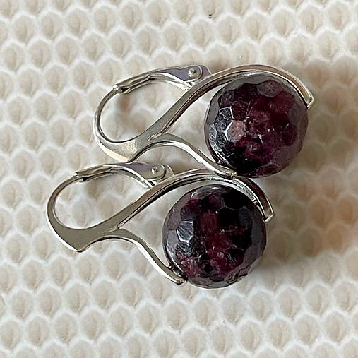 Faceted Garnet Earrings AG925 / Strieborné náušnice s granátom brúseným