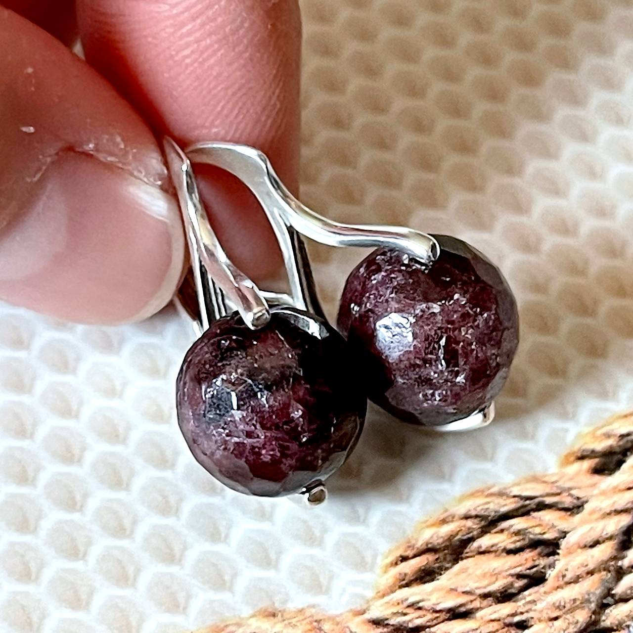 Faceted Garnet Earrings AG925 / Strieborné náušnice s granátom brúseným