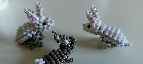 Hračky - Korálkový zajačik (Biela s šedými labkami) - 14426439_