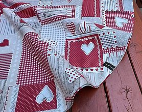 Úžitkový textil - Okrúhly obrus srdiečka,kocky a čipky na patchworku - 14434126_